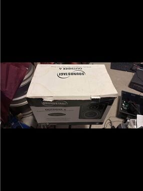 Soundstage Outsider 6 Speaker Box - White/Black Packaging